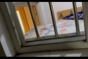 “我家的窗户被包进邻居家，根本没法开窗”，上海一居民投诉公共区域被占，多部门回应难认定
