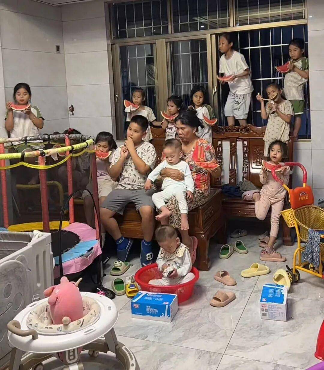 广东湛江一网友分享73岁母亲带着三十多个孙子孙女玩的视频,获多名网友祝福:像孙悟空的猴子猴孙