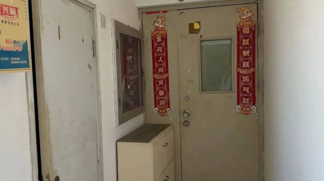“我家的窗户被包进邻居家,根本没法开窗”,上海一居民投诉公共区域被占,多部门回应难认定