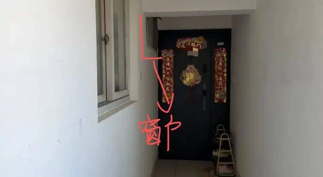 “我家的窗户被包进邻居家,根本没法开窗”,上海一居民投诉公共区域被占,多部门回应难认定