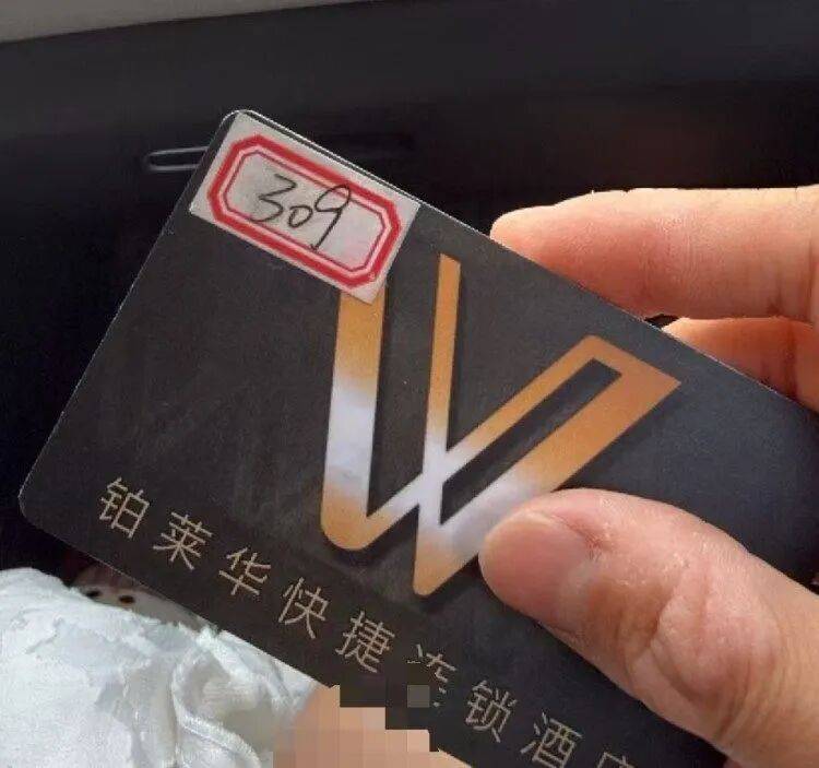 20多岁女子住酒店洗浴后未着衣物,遭中年男子使用总房卡打开房门,酒店回应