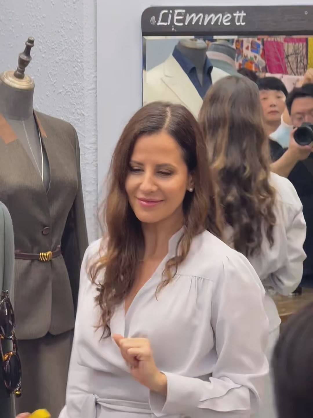 塞尔维亚总统夫人在上海逛市场,下单三套西装和一件旗袍,店主:旗袍颜色鲜艳价格1800元,加急制作预计两天完成